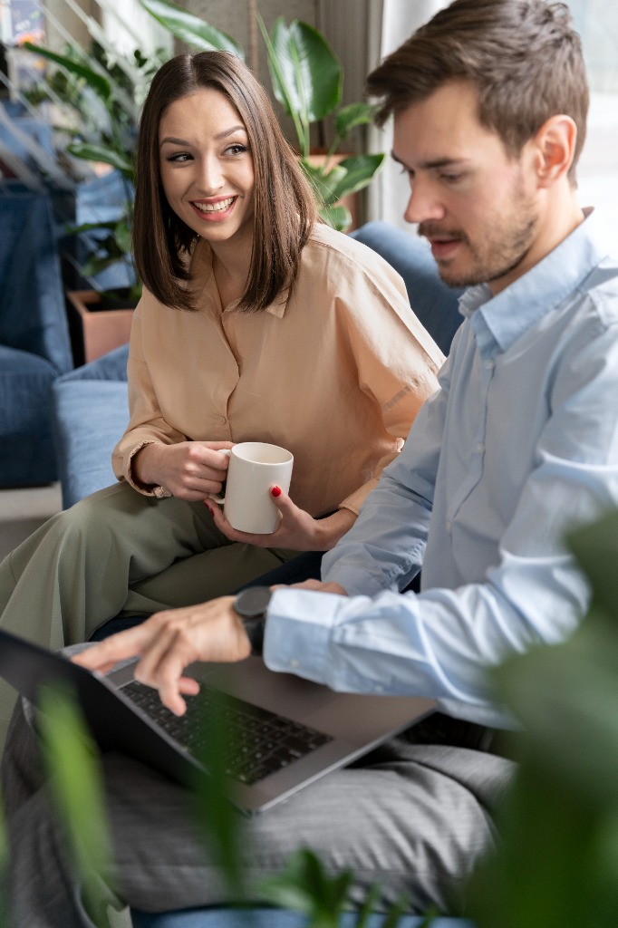 Consultores de marketing de Creaktive trabajando en estrategia y analítica